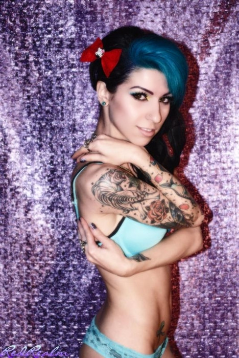 Tattooed emo babe poses in her underwear