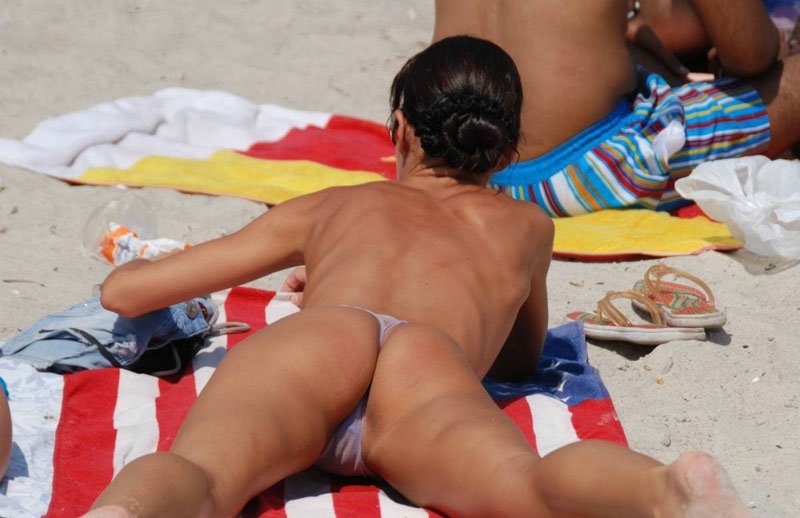 Beach voyeur caught this pretty lady tanning her butt